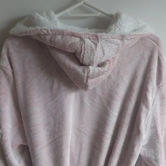 New Pink Medium Robe - Picture 7 of 7